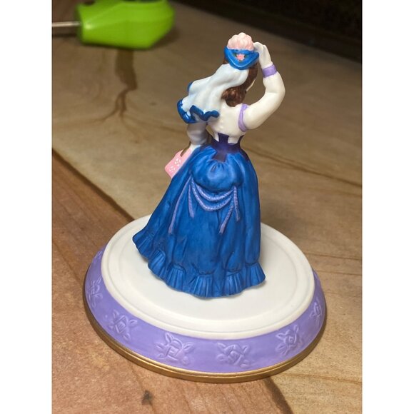 Avon Mrs PFE Albee Miniature Figure and Plastic Display Dome - Picture 4 of 11